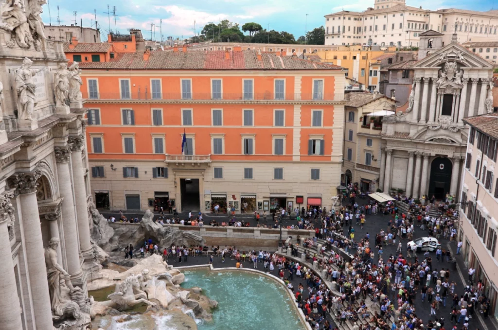 Vista lateral da Fontana di Trevi | Foto: Depositphotos 