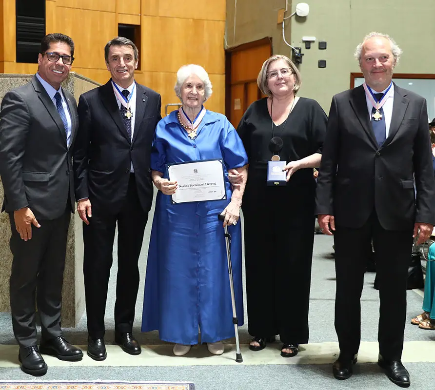 A tradutora Nerina Bortoluzzi Herzog (azul), italiana de Belluno, recebeu a Comenda Gerson Camata | Foto: Foto: Felipe Da Silva Vago