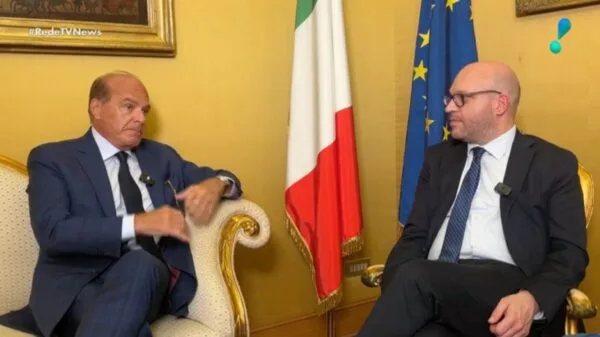 Marcelo de Carvalho Fragali, presenter and vice-president of the station, talks to Lorenzo Fontana, president of the Chamber of Deputies | Photo: Reproduction/RedeTV