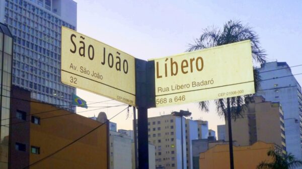 Placa de rua em São Paulo homenageando Líbero Badaró, um dos muitos nomes italianos que fazem parte da história da cidade | Foto: Enio Prado/Wikimedia