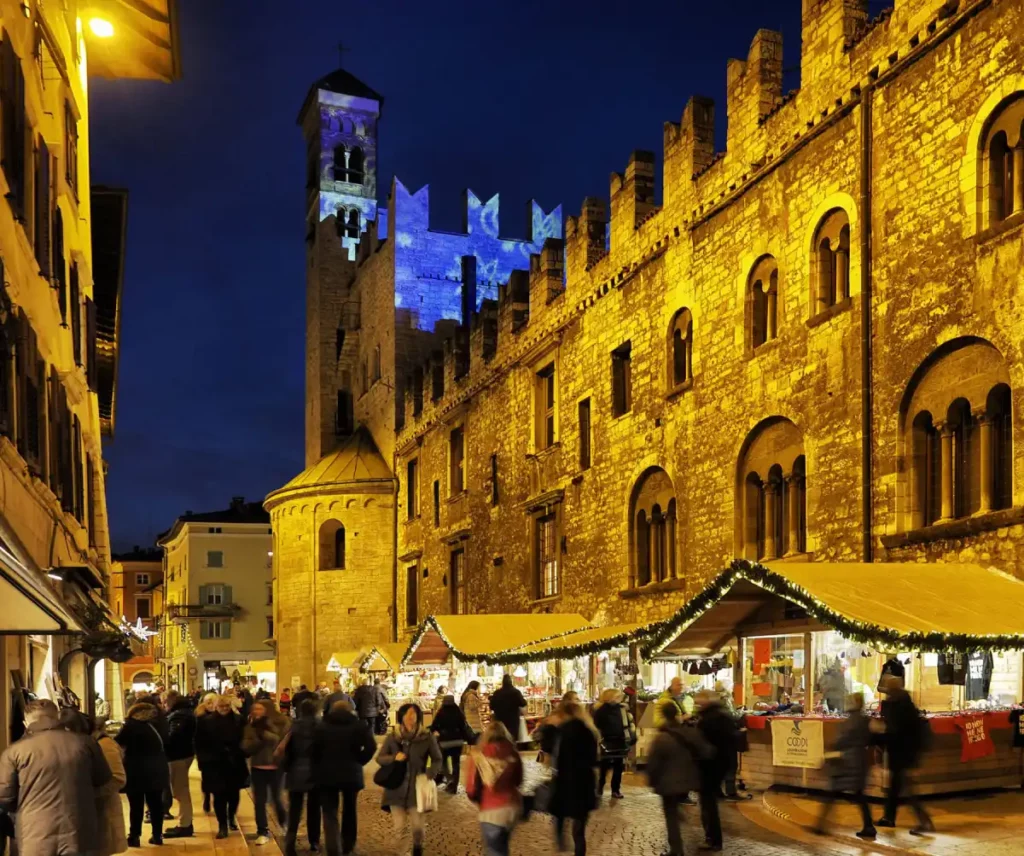 Mercatini di Natale Bolzano, na Piazza Cesare Battisti | Foto: www.mercatini-di-natale.bz