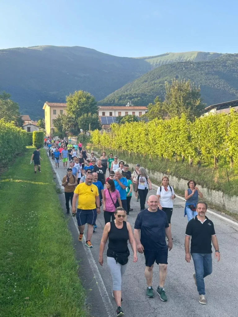 Prefeito Luciano Fregonese lidera caminhada semanal com moradores de Valdobbiadene, nos vinhedos da cidade | Foto: La Repubblica 