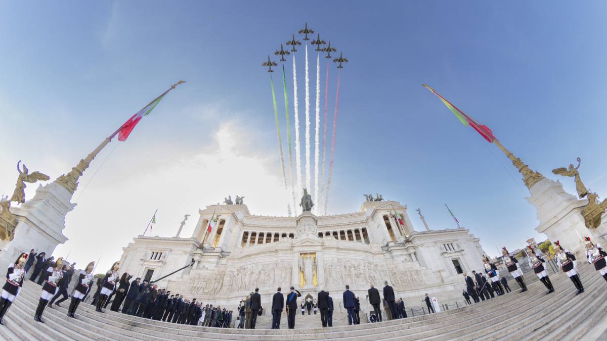 O Presidente da República, Sergio Mattarella, no Altare della Patria em comemoração ao Dia da Unidade Nacional e das Forças Armadas, em 4 de novembro de 2024 | Foto: Divulgação