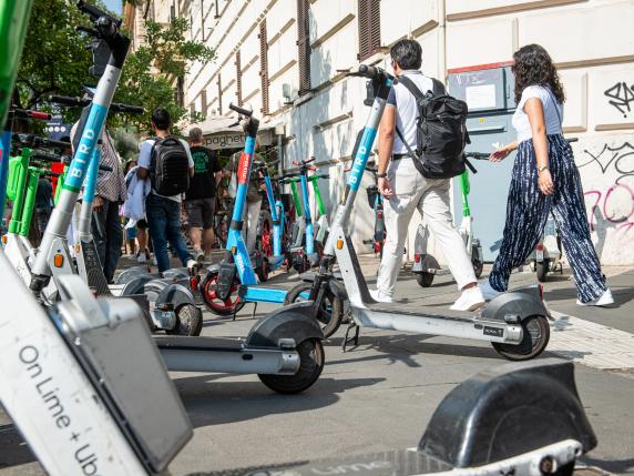 Patinetes precisam de uma placa e os motoristas precisam contratar seguro e usar capacete. Foto: Corriere 