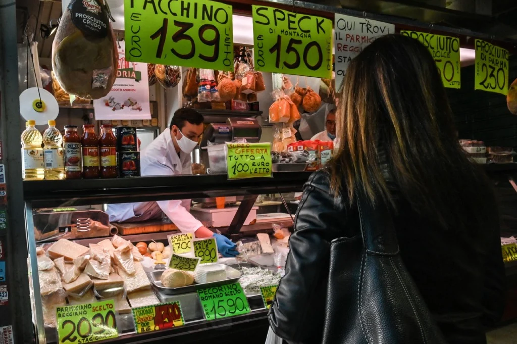 Barraca de carnes e queijos no mercado semanal no bairro Monteverde Nuovo, em Roma | Foto: Andreas SOLARO / AFP 