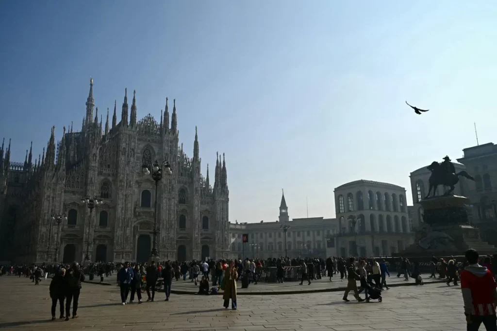 Pessoas na Piazza Duomo de Milão em fevereiro de 2024. Foto de GABRIEL BOUYS / AFP
