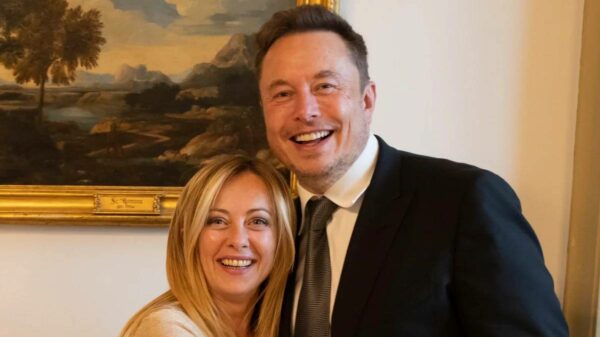 Elon Musk critica juízes italianos sobre a gestão de migrantes, acirrando o debate sobre imigração e democracia na Itália | Foto: Divulgação