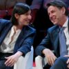 Elly Schlein, secretária do PD, e Giuseppe Conte, que consolida sua liderança e traça nova rota para o Movimento 5 Estrelas | Foto: Agenzie Dire