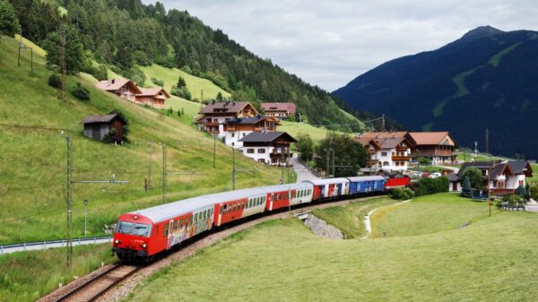 Viagem de trem: descubra paisagens deslumbrantes entre a Itália e outros países europeus em 2025. Na imagem, um trem cruza as montanhas na fronteira entre Itália e Áustria | Foto: Depositphotos