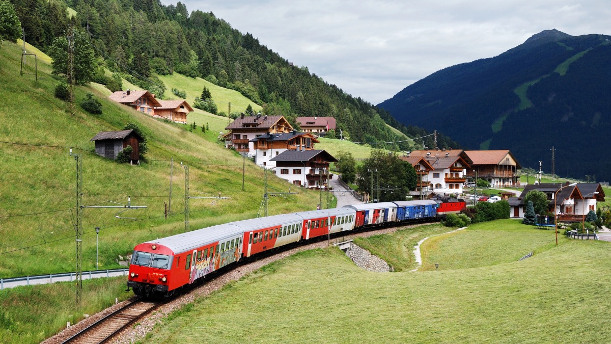 Viagem de trem: descubra paisagens deslumbrantes entre a Itália e outros países europeus em 2025. Na imagem, um trem cruza as montanhas na fronteira entre Itália e Áustria | Foto: Depositphotos