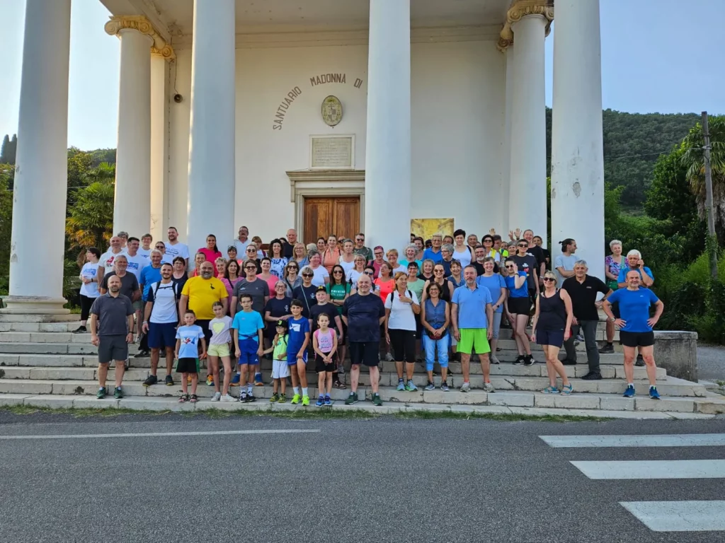 Multidão de moradores se reúne em frente à igreja local para a caminhada semanal liderada pelo prefeito, em Valdobbiadene | Foto: Vanity Fair 