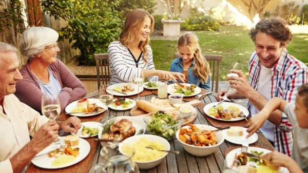 Vestir-se bem e desacelerar: as regras não escritas de um almoço de domingo na Itália | Foto: Depositphotos