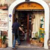 Entrada de mercearia tradicional na cidade velha de Cagliari, Itália | Foto: Depositphotos