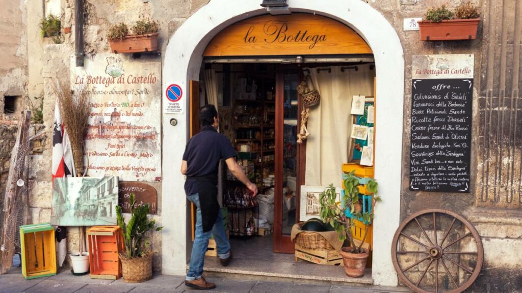 Entrada de mercearia tradicional na cidade velha de Cagliari, Itália | Foto: Depositphotos