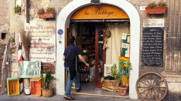 Entrada de tienda de comestibles tradicional en el casco antiguo de cagliari, italia | Foto: Depositphotos