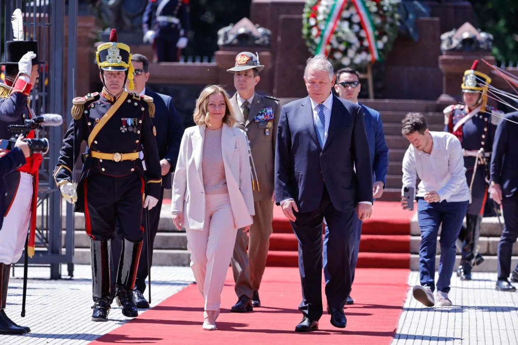 Meloni é recebida com honrarias na Casa Rosada, sede do governo argentino | Foto: AFP 