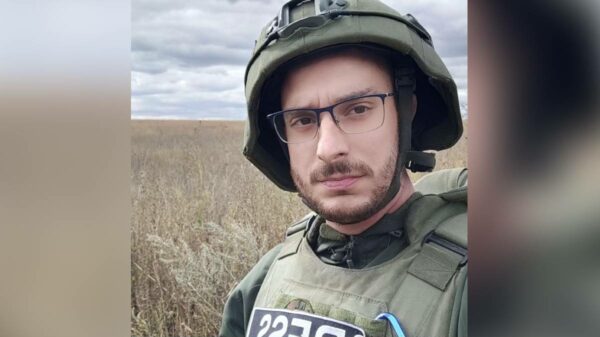 Andrea Lucidi em ação durante a cobertura do conflito no Donbass, área em que trabalha há mais de dois anos como correspondente | Foto: Instagram/Andrea Lucidi