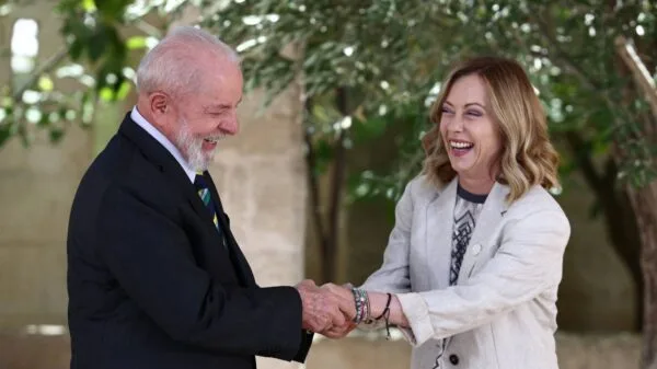 O presidente Luiz Inácio Lula da Silva é recebido pela primeira-ministra italiana, Giorgia Meloni, no segundo dia da cúpula do G7, no resort Borgo Egnazia - Guglielmo Mangiapane/Reuters