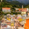 Charmosa e acolhedora: Vernazza, na Ligúria, revela a beleza da vida em uma pequena cidade italiana, com suas paisagens deslumbrantes e um ritmo de vida mais tranquilo | Foto: Depositphotos