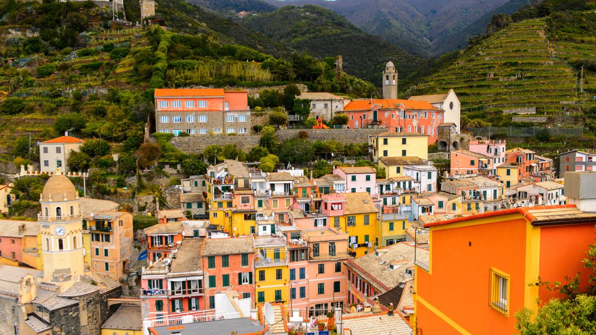 Charmosa e acolhedora: Vernazza, na Ligúria, revela a beleza da vida em uma pequena cidade italiana, com suas paisagens deslumbrantes e um ritmo de vida mais tranquilo | Foto: Depositphotos