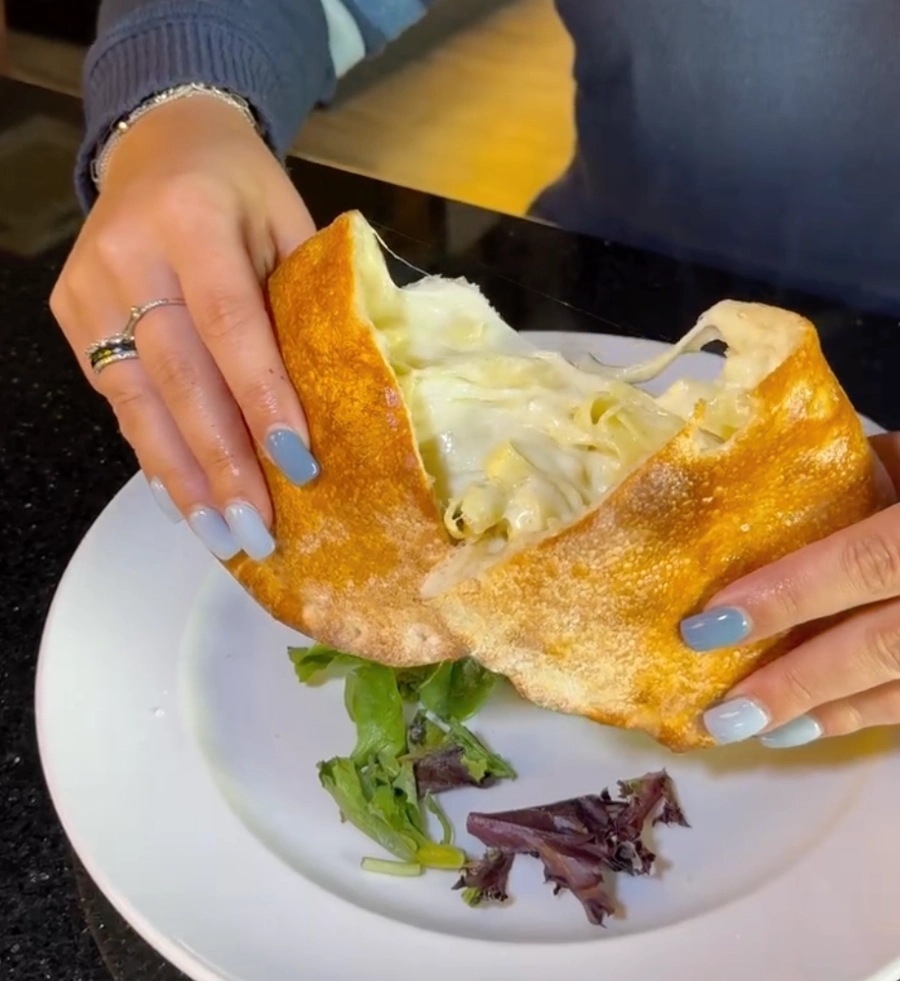 Pizza recheada com macarrão: tendência criativa ou sacrilégio culinário | Foto: Instagram/Campania Coal Fired Pizza 