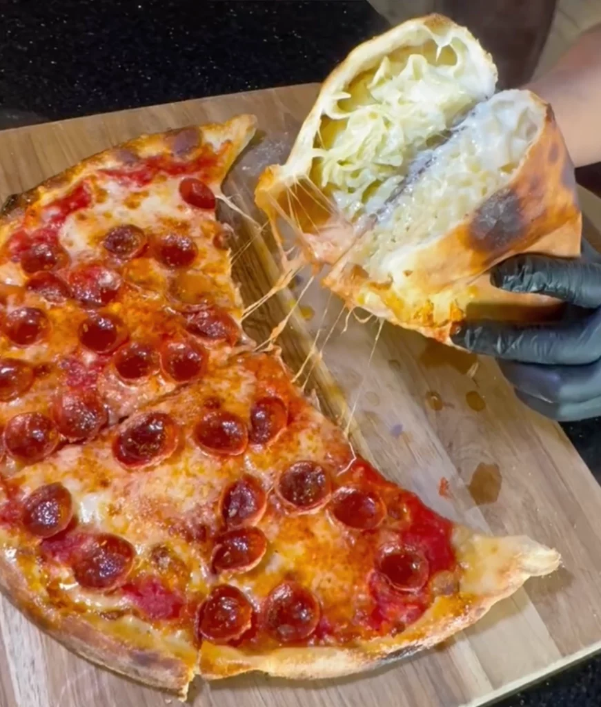 Tradição ou inovação? A pizza recheada com pasta está dando o que falar na Itália e no mundo | Foto: Instagram/Campania Coal Fired Pizza