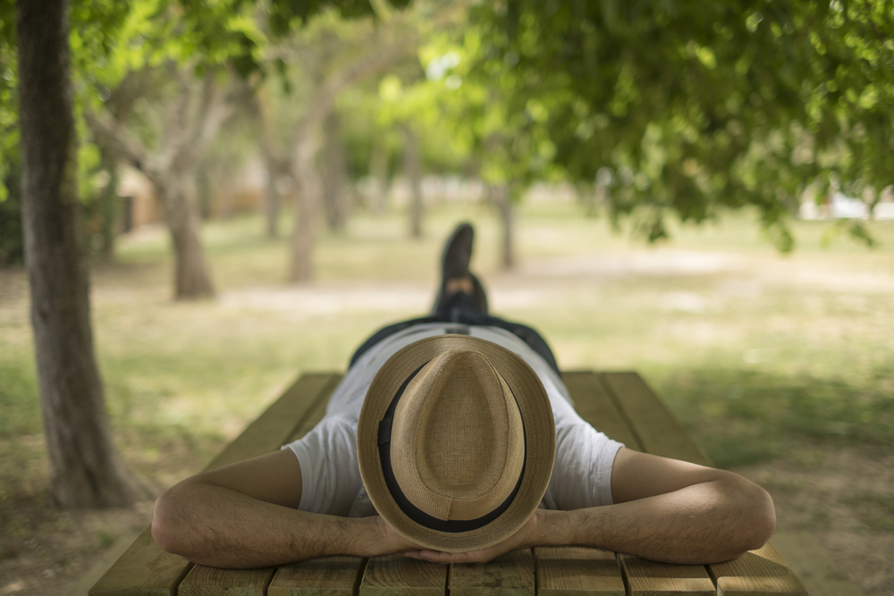 Depois de um almoço de domingo italiano, nada como a clássica pennichella para recarregar as energias. Porque na Itália, até o descanso vira tradição | Foto: Fersurfer/Shutterstock 