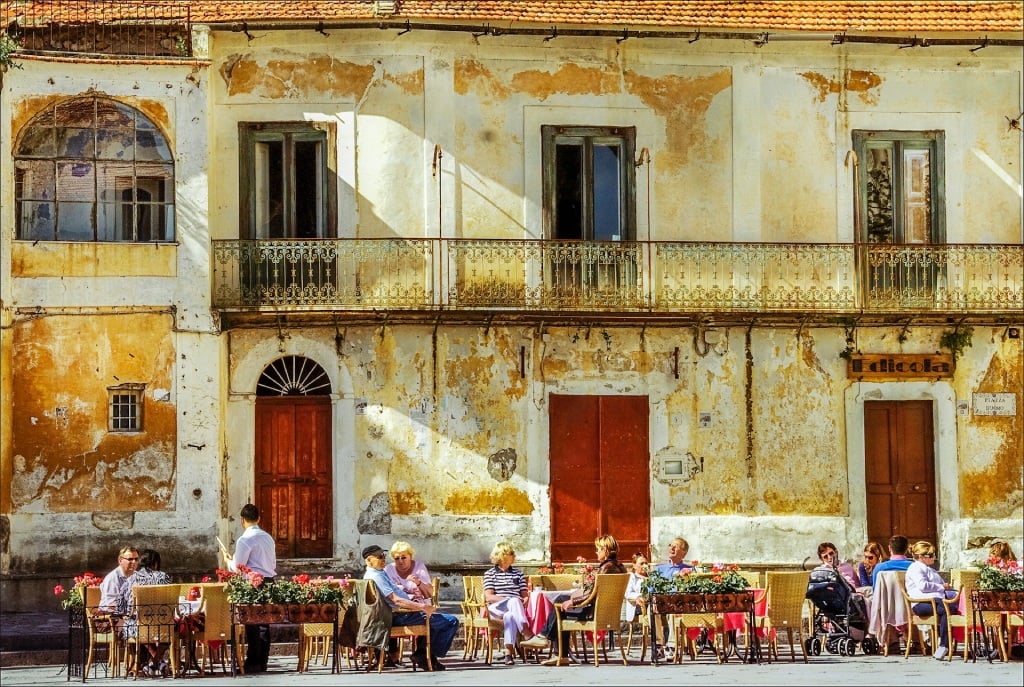 Domingo à moda italiana: mesa farta, boa companhia e a tradição de compartilhar momentos que aquecem o coração | Foto: Anna Church/ Unsplash 