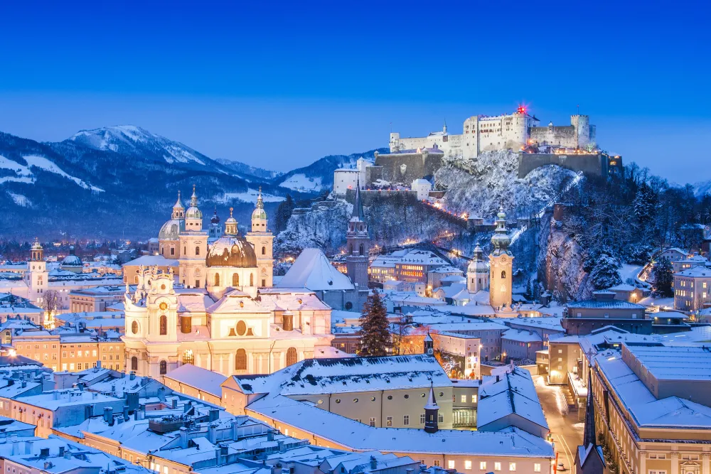 A cidade histórica de Salzburgo coberta pela neve, um espetáculo nos Alpes | Foto: Depositphotos 