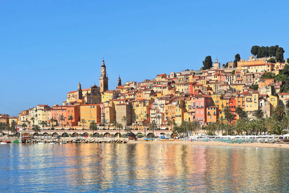 As encantadoras casas multicoloridas de Menton, na Riviera Francesa | Foto: Depositphotos 