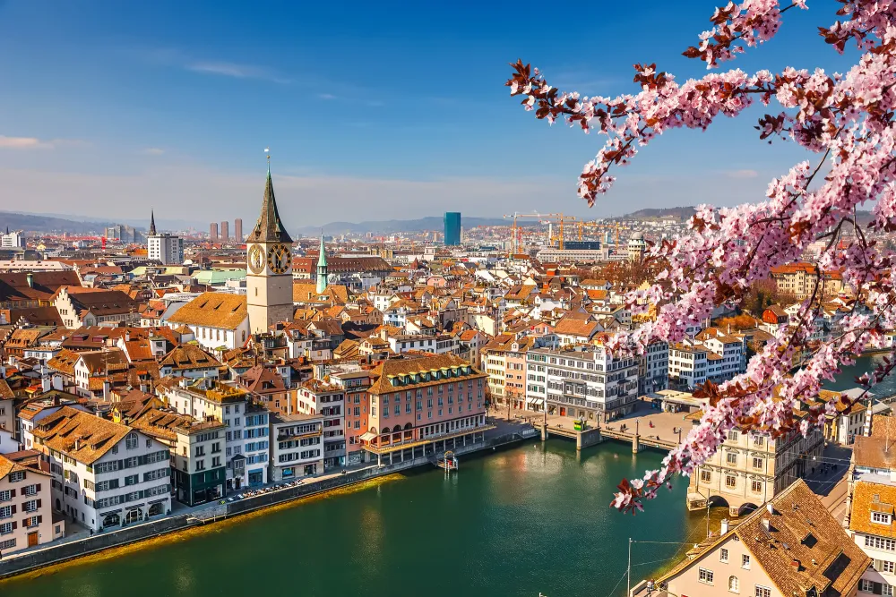 Lugano, com suas paisagens serenas e charme suíço, acessível de trem saindo de Milão | Foto: Depositphotos 