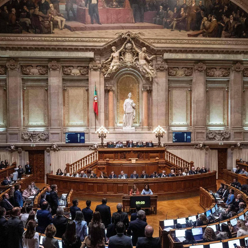 
Legisladores portugueses votam pelo orçamento de 2025 no Parlamento, em Lisboa | Foto: Patricia de Melo Moreira/AFP