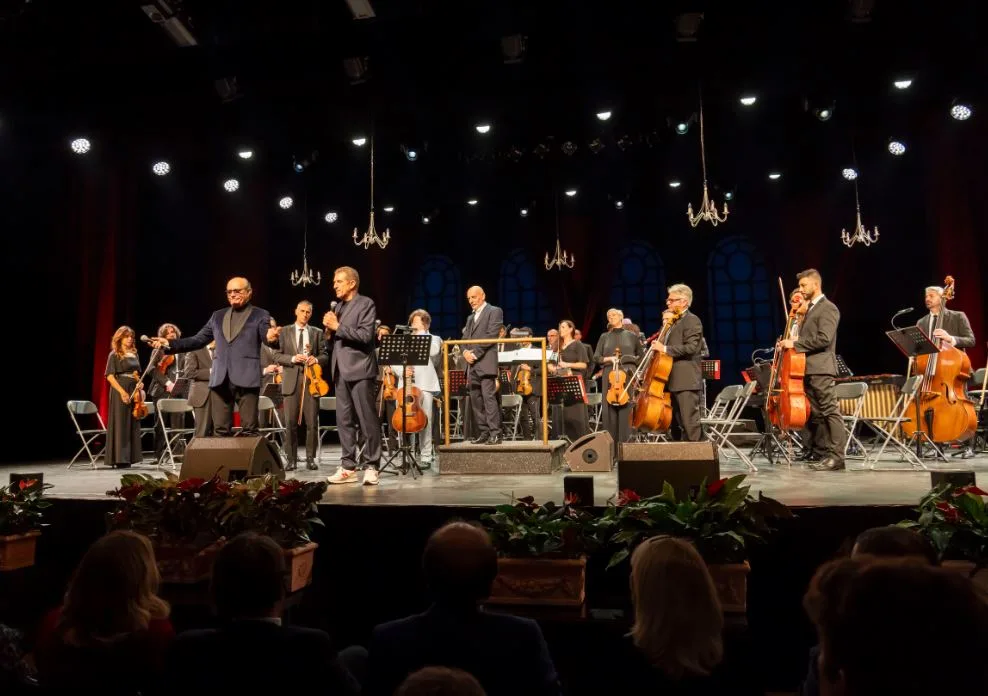 Concerto de Natal em Monte Carlo homenageia Domenico Modugno, com a Orquestra Sinfônica de Sanremo emocionando a comunidade italiana local | Foto: Aise 