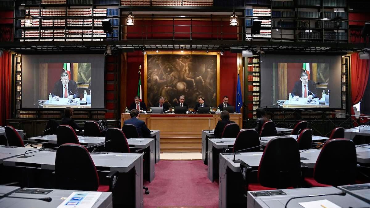 Parlamento italiano em impasse sobre a Manobra 2025, com críticas das oposições e atraso na apresentação de emendas | Foto: Open