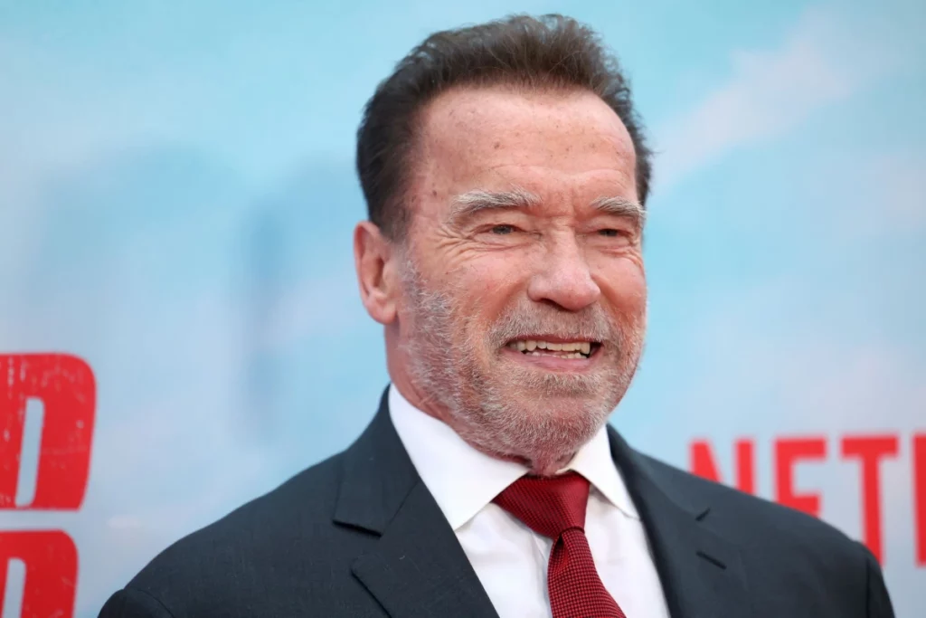 Arnold Schwarzenegger
O ex-governador da Califórnia e ícone de filmes de ação possui cidadania austríaca e americana. Sua história de sucesso é inspiradora, desde o fisiculturismo até sua ascensão política e cinematográfica.