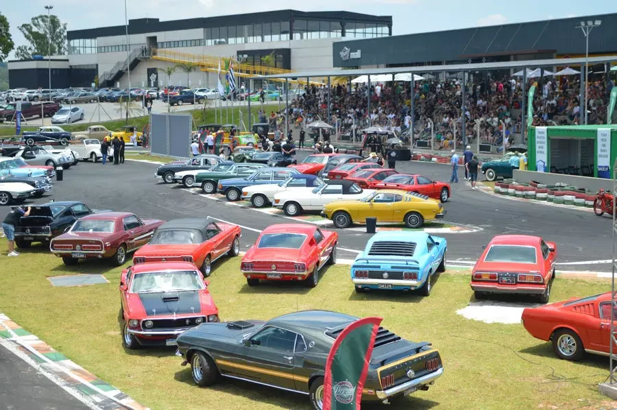 1º Encontro de Veículos Antigos do Sudeste, realizado em São Roque/SP Lancia Lambda, carros antigos, veículos clássicos, encontro de automóveis, engenharia italiana, Ferrari Testarossa, São Roque, Dream Car, cultura automotiva.