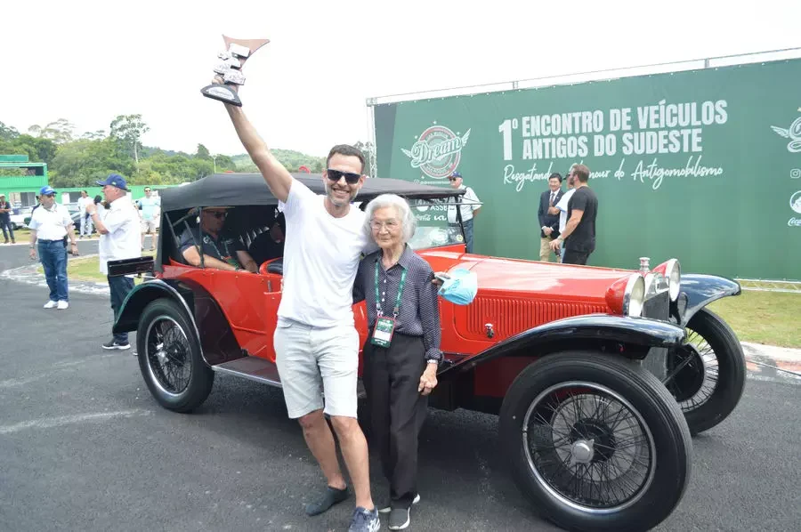 O proprietário do Lancia, Guilherme Augusto Marx , ao lado de Dª Edith Suga | Foto: Adair Santos/Divulgação
