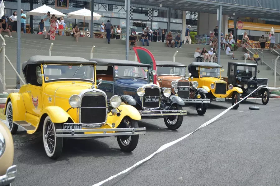 1º Encontro de Veículos Antigos do Sudeste, realizado em São Roque/SP Lancia Lambda, carros antigos, veículos clássicos, encontro de automóveis, engenharia italiana, Ferrari Testarossa, São Roque, Dream Car, cultura automotiva.