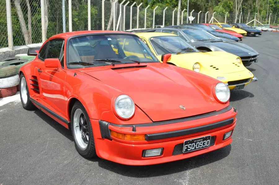 1º Encontro de Veículos Antigos do Sudeste, realizado em São Roque/SP Lancia Lambda, carros antigos, veículos clássicos, encontro de automóveis, engenharia italiana, Ferrari Testarossa, São Roque, Dream Car, cultura automotiva.