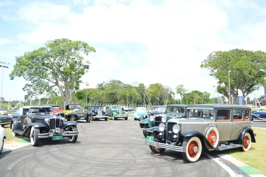 1º Encontro de Veículos Antigos do Sudeste, realizado em São Roque/SP Lancia Lambda, carros antigos, veículos clássicos, encontro de automóveis, engenharia italiana, Ferrari Testarossa, São Roque, Dream Car, cultura automotiva.