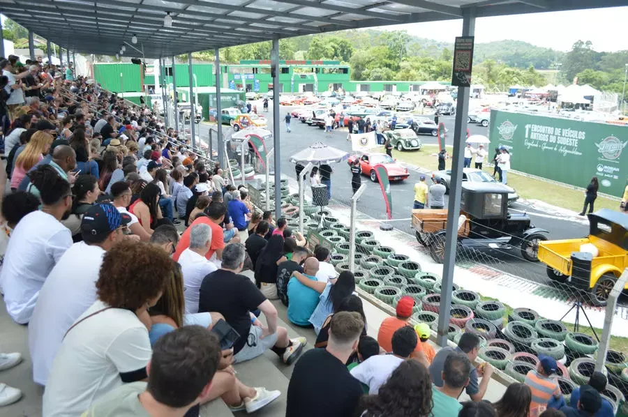 1º Encontro de Veículos Antigos do Sudeste, realizado em São Roque/SP Lancia Lambda, carros antigos, veículos clássicos, encontro de automóveis, engenharia italiana, Ferrari Testarossa, São Roque, Dream Car, cultura automotiva.