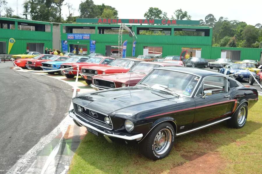 1º Encontro de Veículos Antigos do Sudeste, realizado em São Roque/SP Lancia Lambda, carros antigos, veículos clássicos, encontro de automóveis, engenharia italiana, Ferrari Testarossa, São Roque, Dream Car, cultura automotiva.