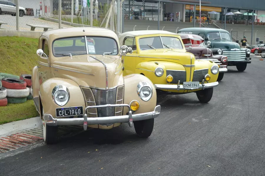 1º Encontro de Veículos Antigos do Sudeste, realizado em São Roque/SP Lancia Lambda, carros antigos, veículos clássicos, encontro de automóveis, engenharia italiana, Ferrari Testarossa, São Roque, Dream Car, cultura automotiva.