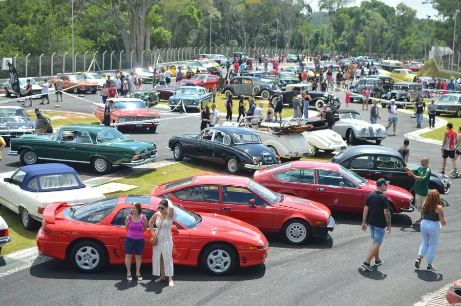 1º Encontro de Veículos Antigos do Sudeste, realizado em São Roque/SP Lancia Lambda, carros antigos, veículos clássicos, encontro de automóveis, engenharia italiana, Ferrari Testarossa, São Roque, Dream Car, cultura automotiva.