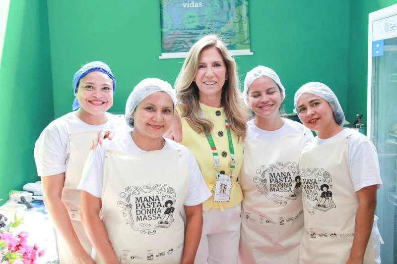 Rosângela Maiorana (c), presidente do Instituto Dea Maiorana, com um grupo de alunas da UsiPaz | Foto: Divulgação