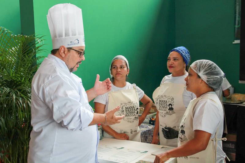 As alunas recebendo as orientações do chef Ricardo Nobre | Foto: Divulgação 