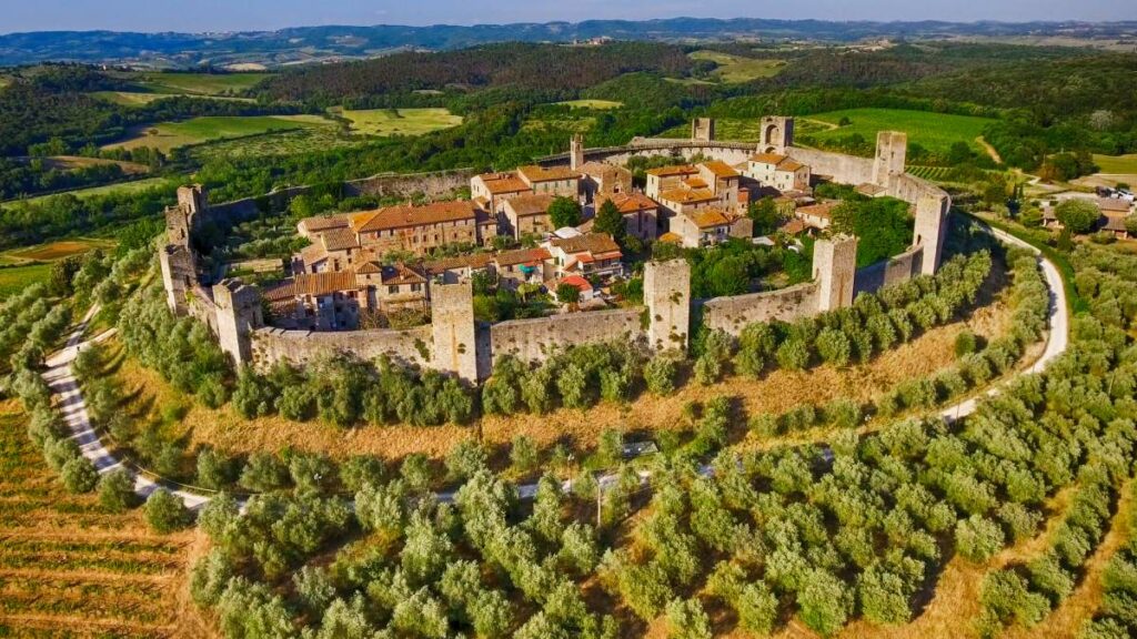 A Via Francigena atravessa a charmosa Monteriggioni, na Toscana | Depositphotos