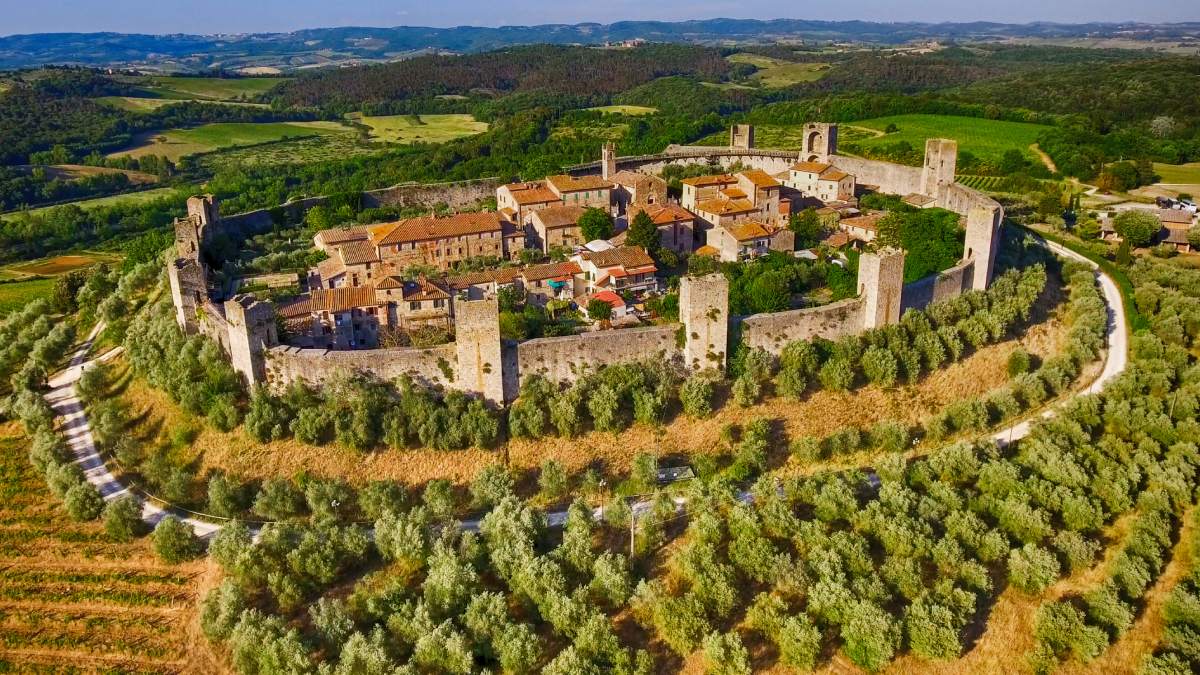 A Via Francigena atravessa a charmosa Monteriggioni, na Toscana | Depositphotos