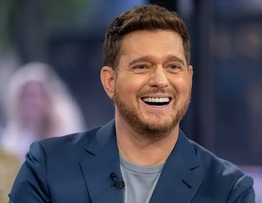 Michael Bublé
O cantor canadense possui cidadania italiana, conquistada em 2005 graças às suas raízes familiares: seu avô paterno nasceu na Itália. Essa conexão reforça seu vínculo cultural e pessoal com o país, mesmo enquanto mantém sua cidadania canadense.