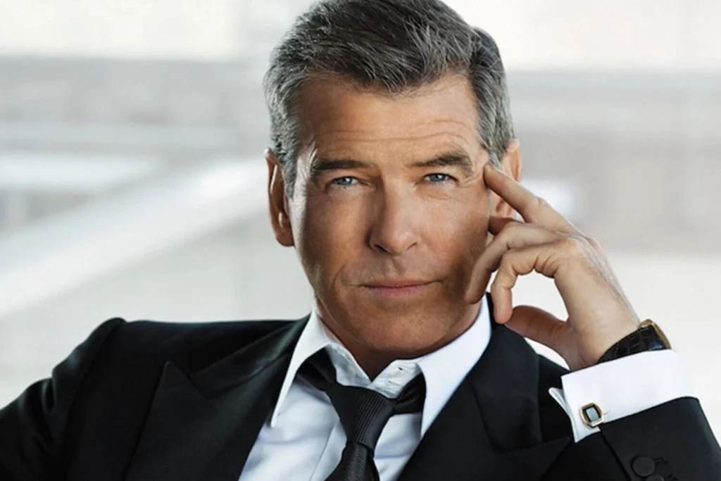 Pierce Brosnan
O eterno James Bond tem dupla cidadania: irlandesa e americana. Nascido na Irlanda, Brosnan construiu uma carreira internacional, consolidando-se como um dos atores mais icônicos de Hollywood.